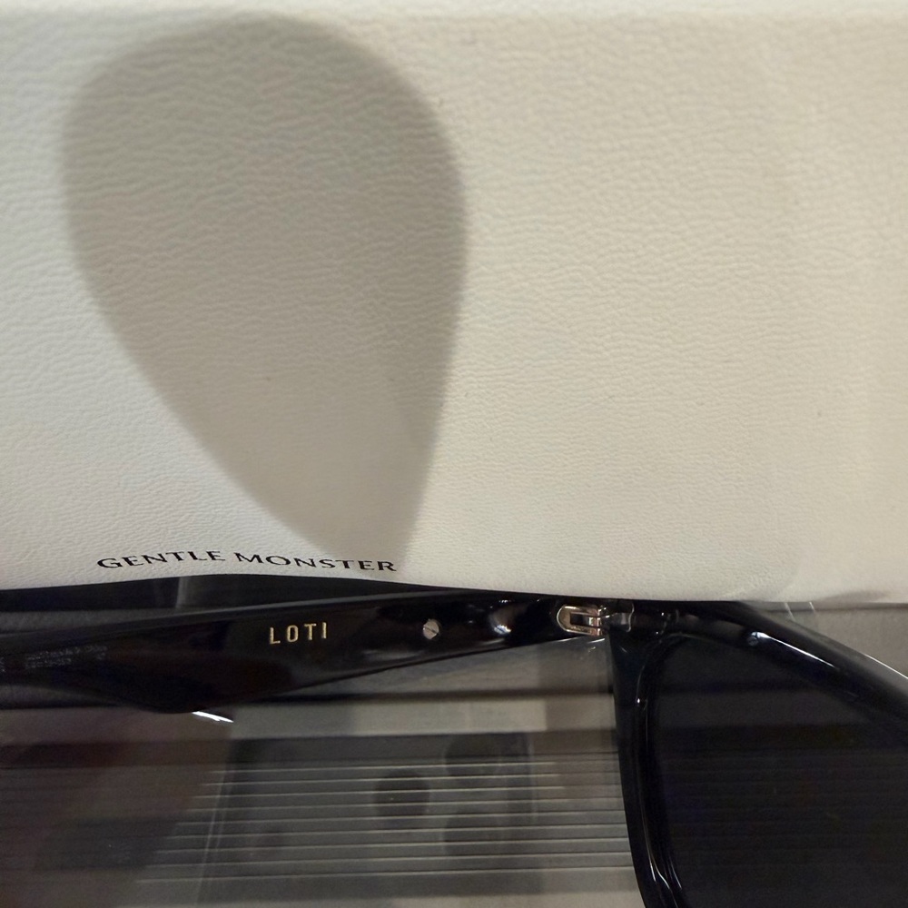 GENTLE MONSTER Loti Sunglasses with Dark Smoke Lenses - Picture 4 of 4